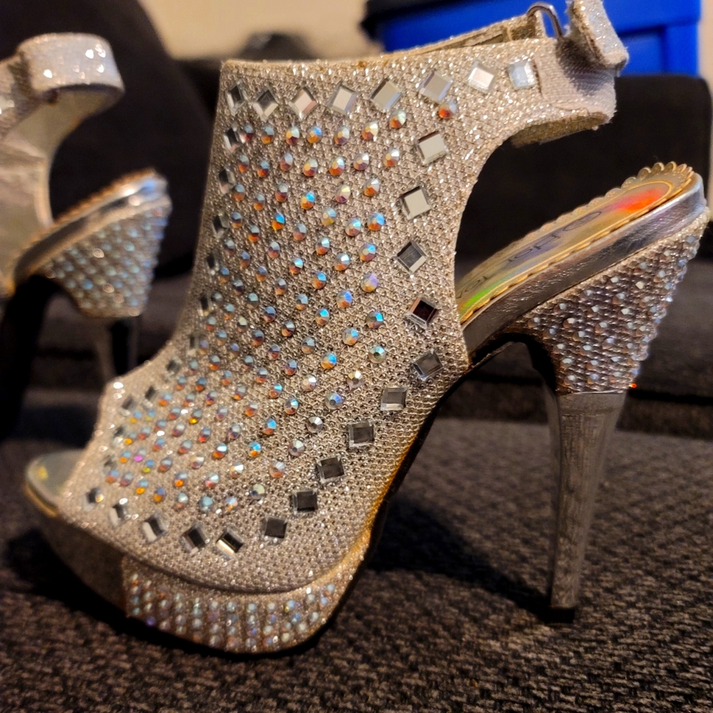 Women's 🚺 hot tomatoe size 5 1/2 formal rhinestone adorned 3" heels